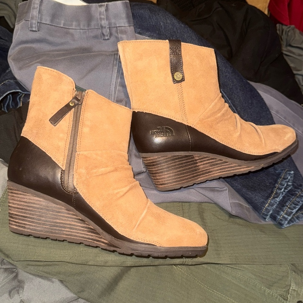 The North Face Women’s 9 Bridgeton Pull On Zip Ankle Wedge Boot Tan Suede
